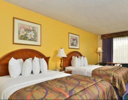 Queen Room with Two Queen Beds - Non-Smoking interior